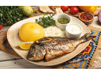 Дорадо запечённая с мамалыгой и брынзой