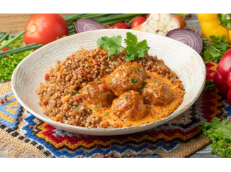 Тефтели с гречкой и овощами
