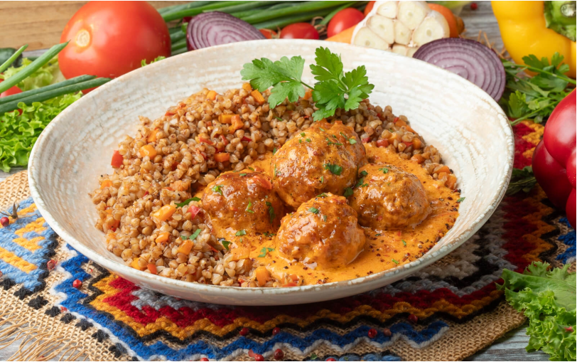 Тефтели с гречкой и овощами